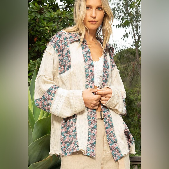 #238 CLOSEOUT FIRM 🌸New! Pol Gorgeous Patched Flowers Top With Pockets - Picture 2 of 5